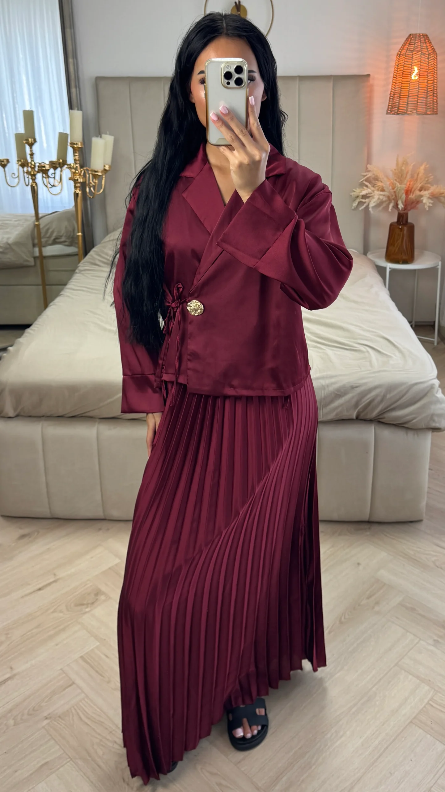 2-Delige Satijnlook Set met Plissé Rok en Goudkleurige Knopsluiting - Afbeelding 6