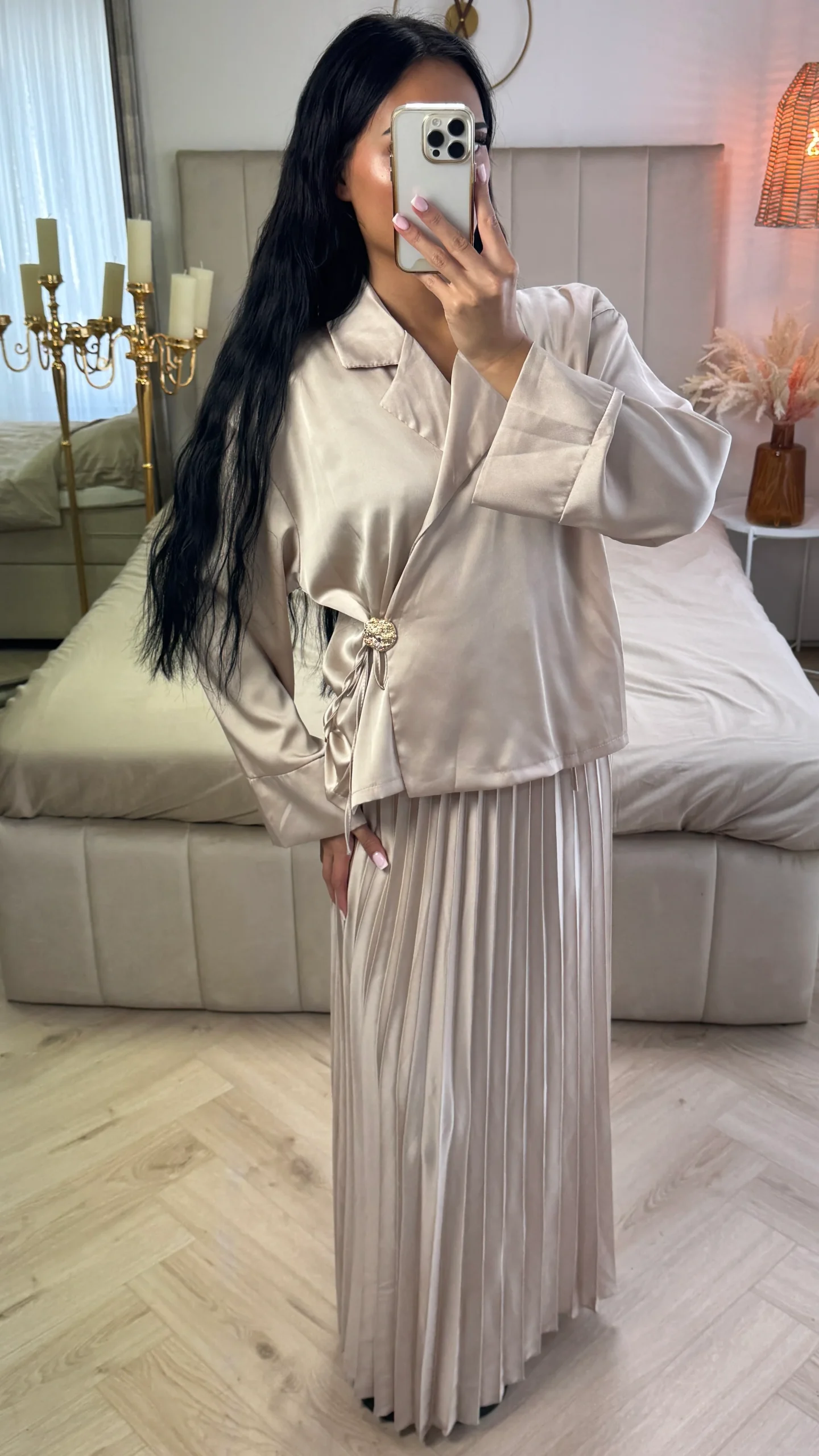 2-Delige Satijnlook Set met Plissé Rok en Goudkleurige Knopsluiting - Afbeelding 4