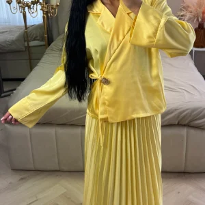 2-Delige Satijnlook Set met Plissé Rok en Goudkleurige Knopsluiting