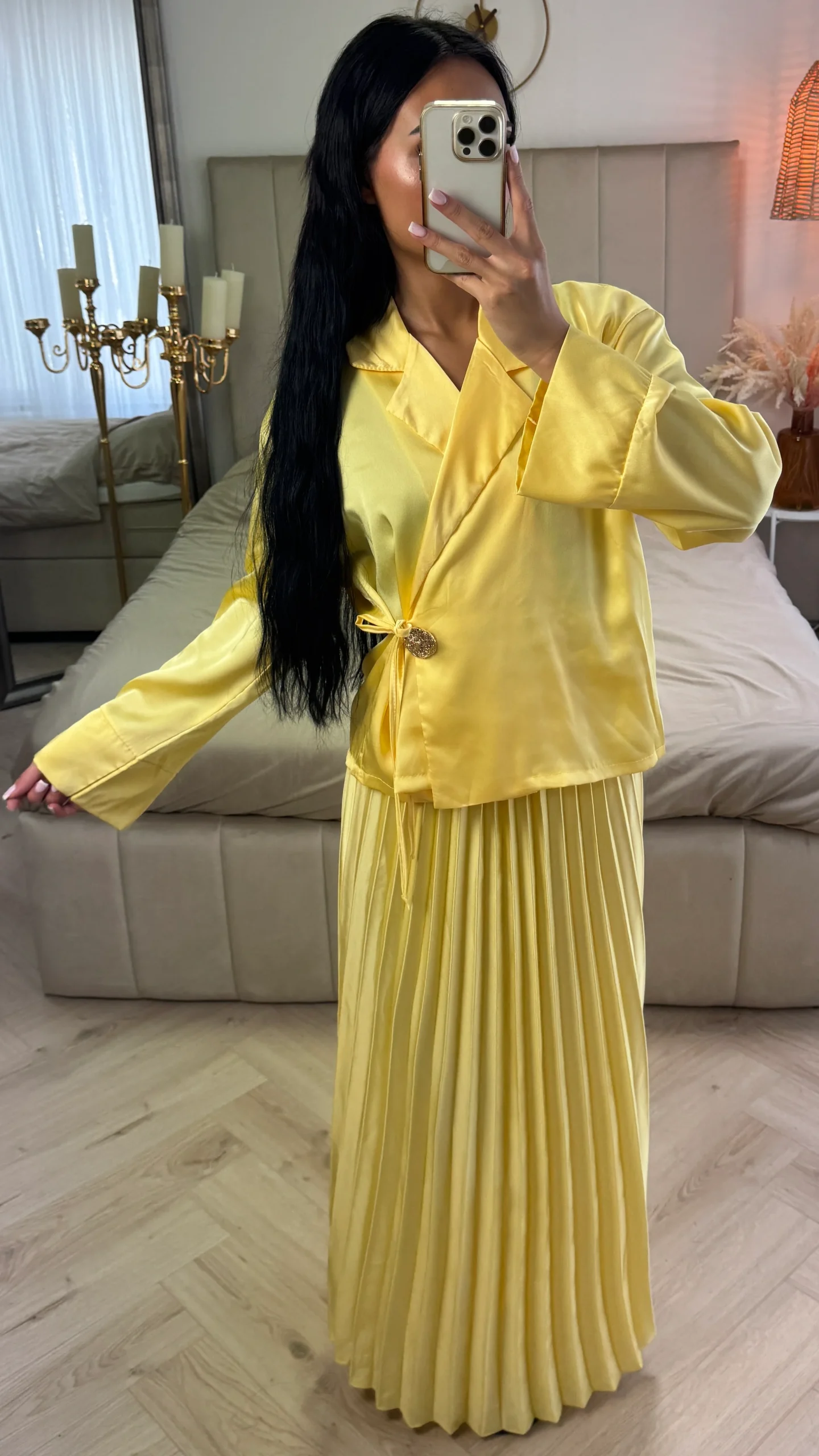 2-Delige Satijnlook Set met Plissé Rok en Goudkleurige Knopsluiting - Afbeelding 2