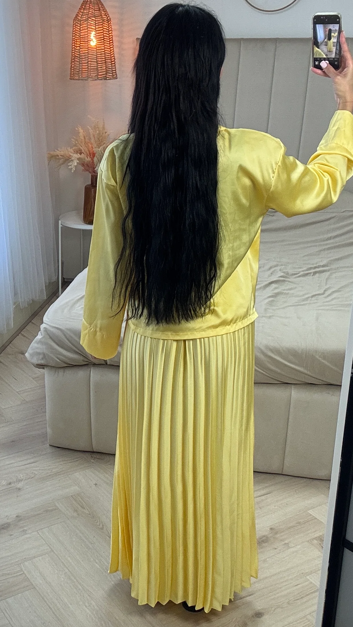 2-Delige Satijnlook Set met Plissé Rok en Goudkleurige Knopsluiting - Afbeelding 8