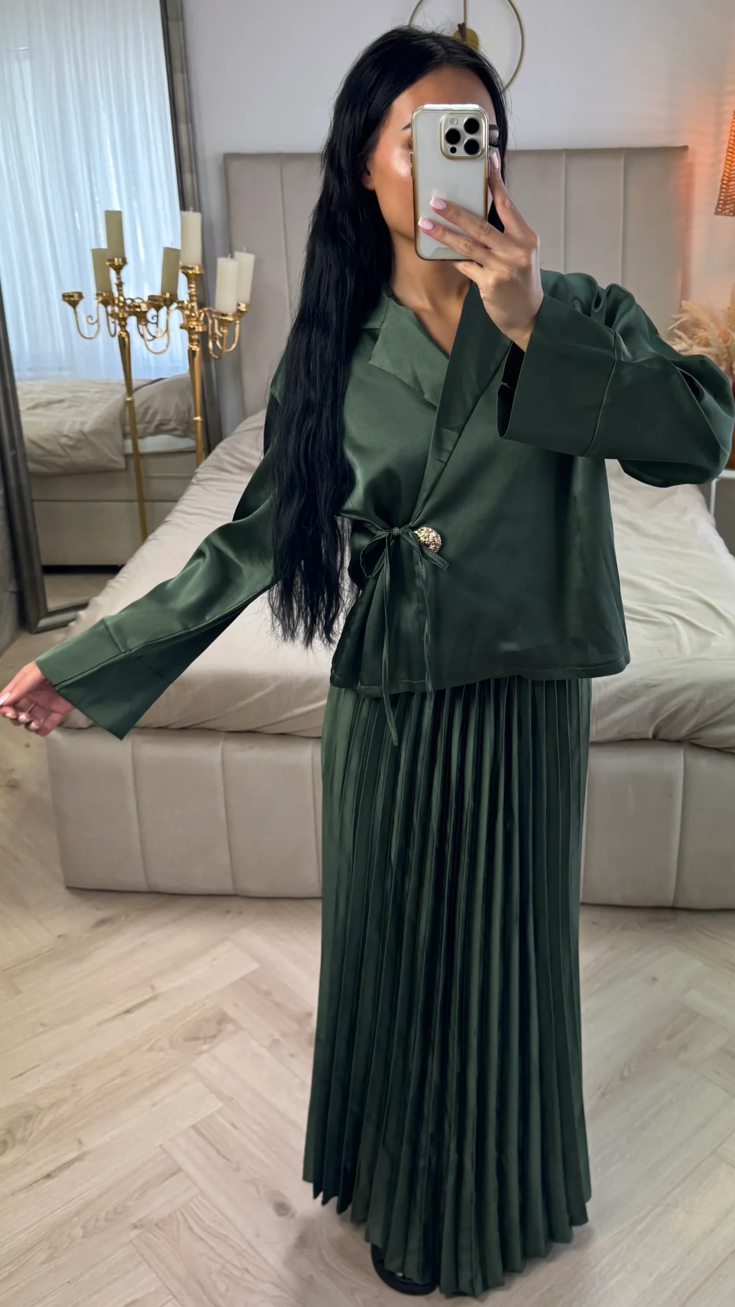 2-Delige Satijnlook Set met Plissé Rok en Goudkleurige Knopsluiting - Afbeelding 7