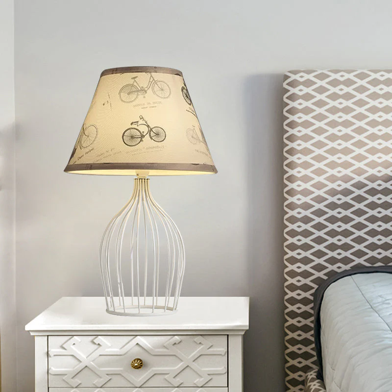 WireLuxe - Traditionele Kegelvormige Tafellamp met Draadkooi-Voet voor Klassieke Verlichting - Afbeelding 6