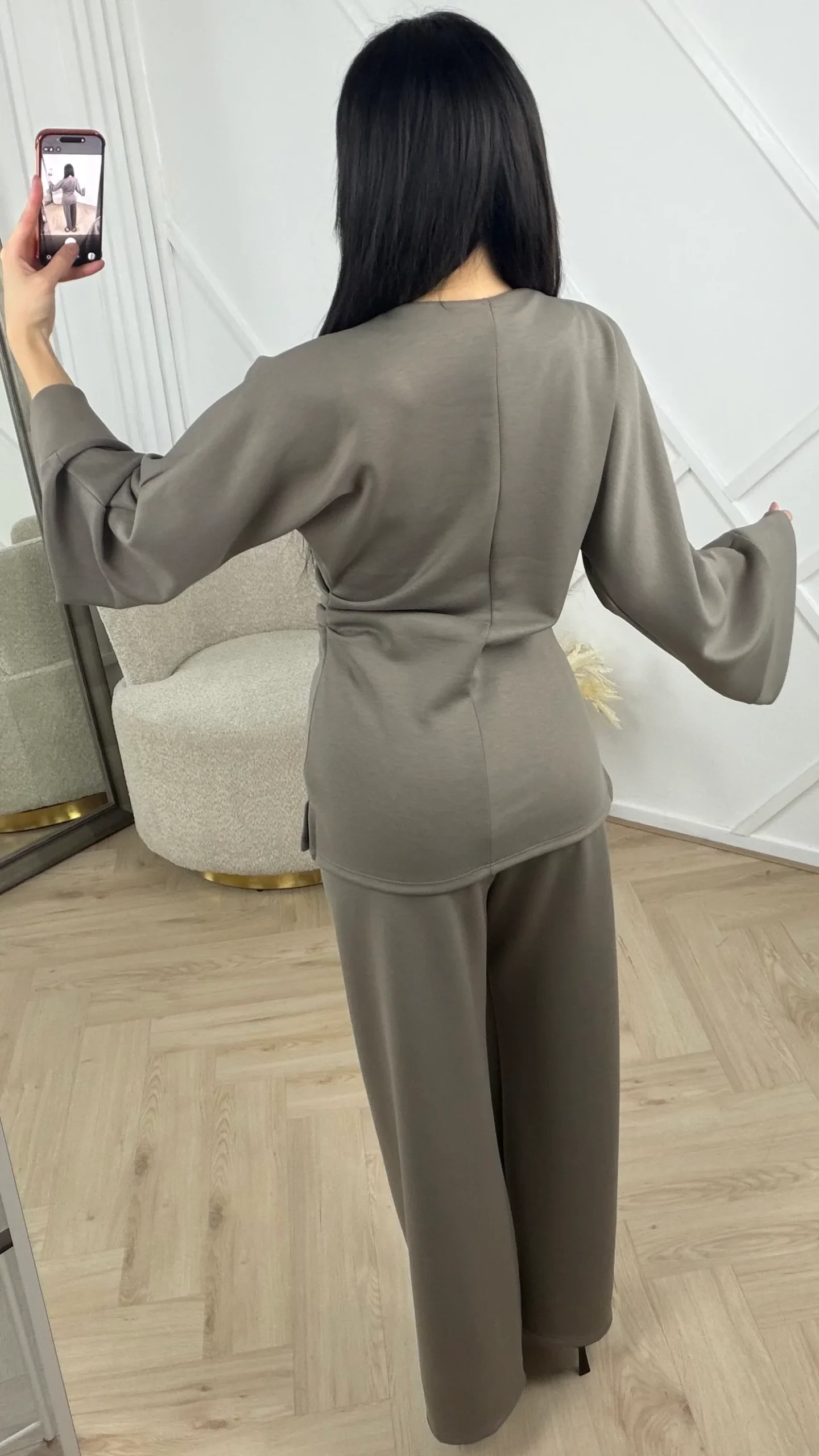 2-Delige Comfy Set met Gedrapeerd Zijdetail en Wide Leg Broek - Afbeelding 9