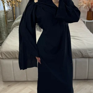 Asymmetrische Drapejurk met Cape, Broche & Ceintuur