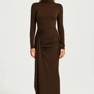 Lange Damesjurk | Asymmetrische Drapering en Hoge Hals | Tijdloze Elegantie