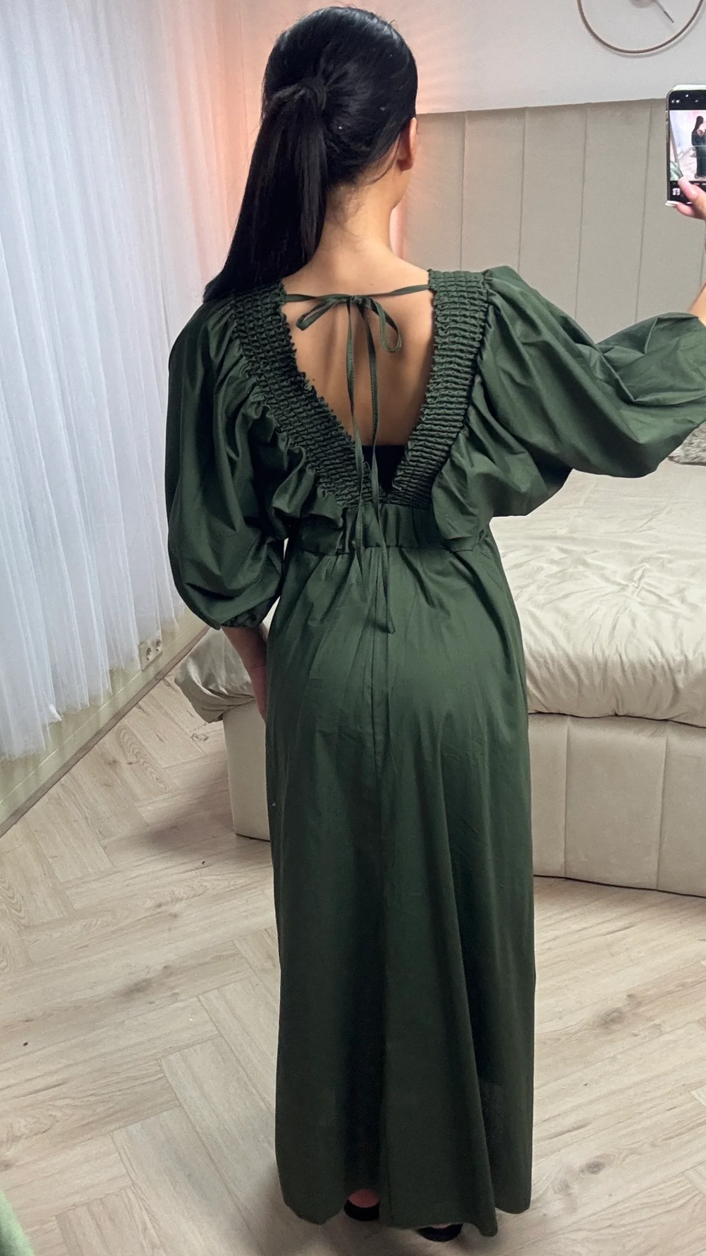 Maxi Jurk met Gerimpeld Detail en Open Rug - Afbeelding 8