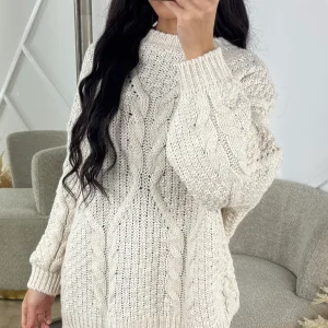 Oversized Cable Knit Sweater – Chunky & Cozy Fit
