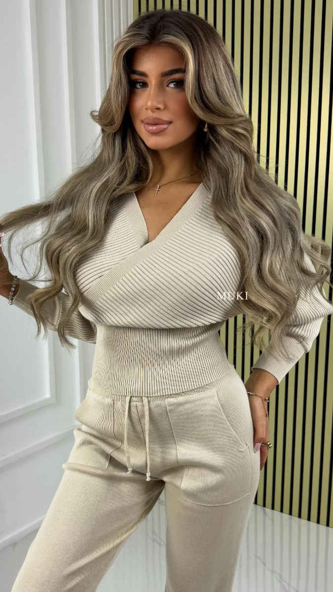 BY FARAH Premium Knit Rib V Neck Crop Top + Jogger Set - Afbeelding 3