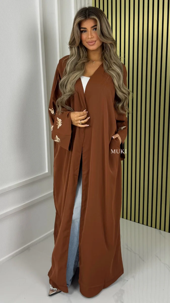 BY FARAH Satin Oversized Kimono Embroidered Butterfly Detail - Afbeelding 8